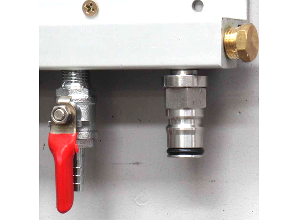 Ball lock gjennomføring for CO2