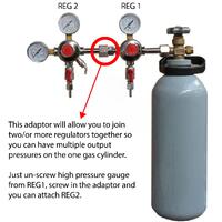 Adapter till CO2-regulator för seriekoppling av flera regulatorer