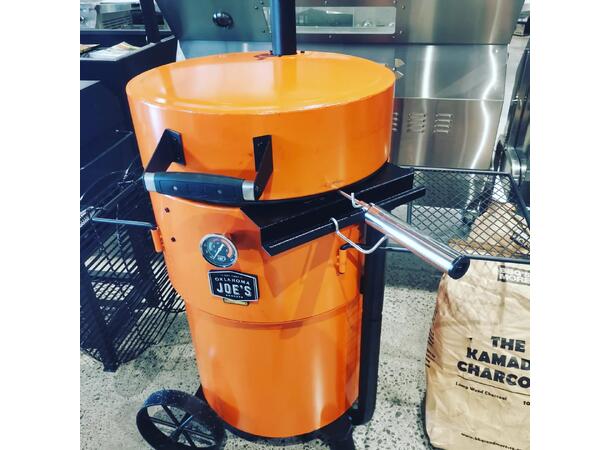 Rotisseristativ för 57 cm (22") runda grillar och klotgrillar.