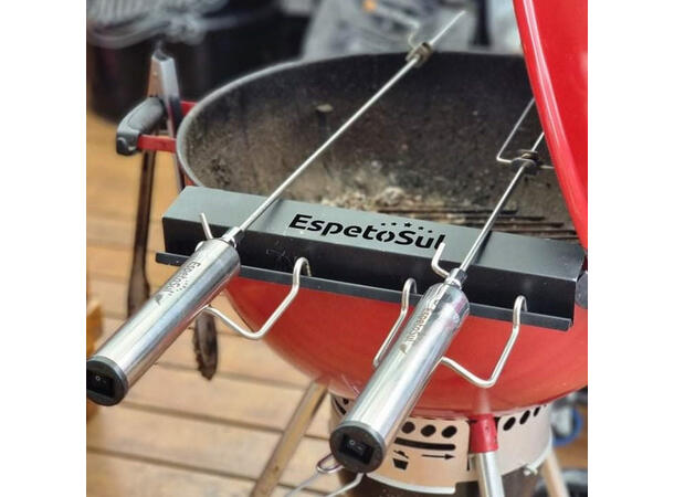 Rotisseristativ för 57 cm (22") runda grillar och klotgrillar.